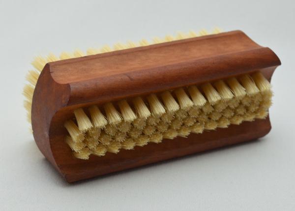 Handwaschbürste Birnbaumholz mit Griffmulden. 6 und 4 Reihen helle Naturborsten.